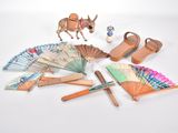un grand nombre d'objets posés sur une surface blanche