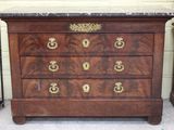 une commode dont le dessus est en marbre