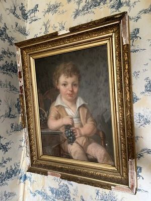 une photo d'un tableau accroché au mur