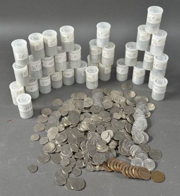 une pile de pièces et un rouleau de papier toilette posés sur une table