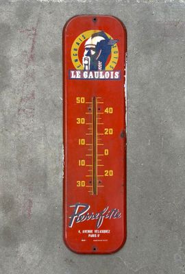 un thermomètre rouge sur lequel est représenté un homme