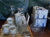 une table sur laquelle sont posées de nombreuses tasses à café