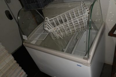 une vitrine en verre contenant un caddie