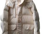 une veste blanche suspendue à un cintre sur un mur blanc
