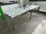 une table en verre au milieu d'une cuisine