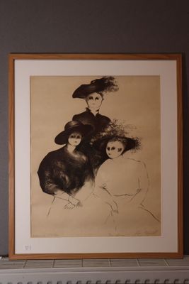 une photo d'une femme en compagnie de trois autres femmes