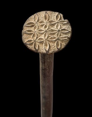 un gros plan d'un objet métallique orné d'un motif floral