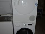 une machine à laver blanche et un sèche-linge placés l'un à côté de l'autre
