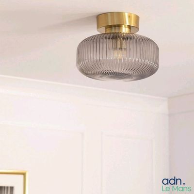 une lampe suspendue au plafond de la pièce