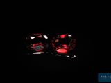une paire de saphirs rouges sur fond noir