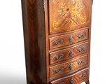 une vieille commode en bois ornée de sculptures élaborées