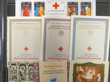 une vitrine contenant tout un tas de cartes