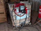 une photo représentant une borne d'incendie et un tuyau d'arrosage dans un garage