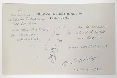 un morceau de papier sur lequel est dessiné le visage d'une femme