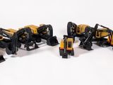 tout un tas de petits camions jouets alignés les uns à côté des autres