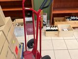 un diable rouge posé par terre dans un magasin