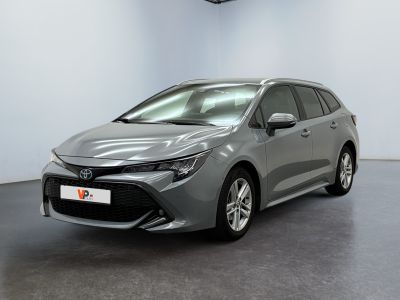 une Toyota Corollion grise garée dans une grande pièce