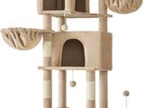 L'arbre à chat est en bois et est surmonté d'un jouet pour chat.
