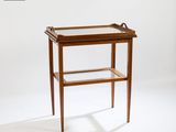 une petite table en bois avec un plateau en verre sur fond blanc