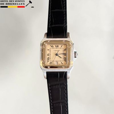 une montre posée sur un bracelet noir