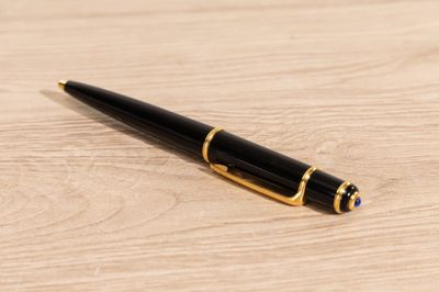 un stylo posé sur une table en bois