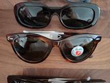 Plusieurs paires de lunettes de soleil sont alignées sur une surface en bois