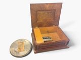 une petite boîte en bois contenant une pièce de monnaie