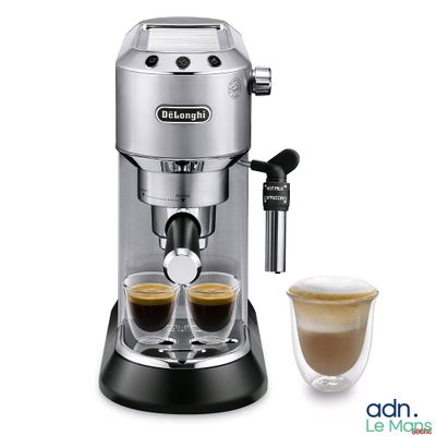 gros plan d'une machine à café avec deux tasses de café