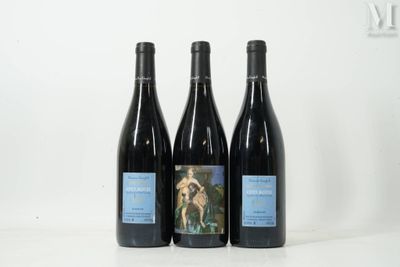 trois bouteilles de vin posées sur une table blanche