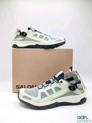 des chaussures pour homme dans une boîte, sur fond blanc