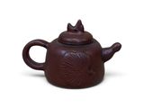 théière en argile violette avec couvercle et décor floral