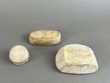 deux rochers et deux rochers plus petits posés sur une surface grise