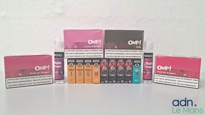 Plusieurs variétés de cigarettes sont alignées sur une table