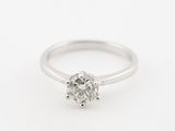 bague de fiançailles en or blanc ornée d'un diamant rond de taille brillant