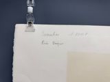 une image représentant une feuille de papier sur laquelle figure la photo d'un homme