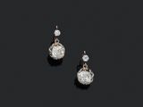 une paire de boucles d'oreilles en diamant et or