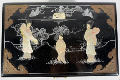 JAPON, XXe Coffret à bijoux en bois laqué noir à décor des p…