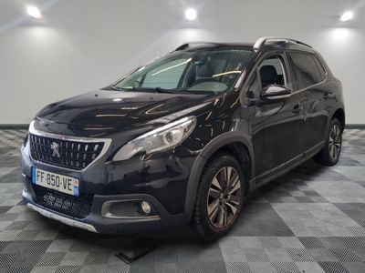la voiture noire est garée dans le garage sur un sol en damier