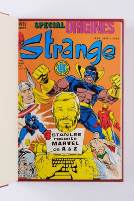 un livre ouvert sur lequel figure l'image d'un groupe de personnages de bande dessinée