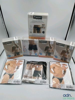 six paquets de sous-vêtements pour hommes posés sur une table blanche
