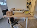 une image représentant un espace de travail avec un bureau et une chaise