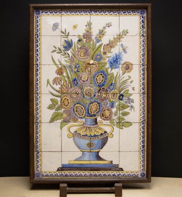 peinture représentant un vase de fleurs posé sur un socle, sur fond noir