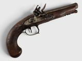 un gros plan d'un pistolet sur une surface blanche avec un fond blanc