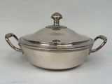 une cocotte ancienne en métal argenté, avec un couvercle et des poignées