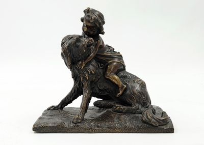 statue en bronze représentant un garçon à dos de chien, sur fond blanc