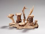 un petit morceau de bois surmonté de bois de cerf