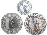 trois plaques métalliques sur lesquelles figurent les portraits d'un homme et d'une femme