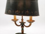 une photo d'une lampe de table surmontée d'un abat-jour noir