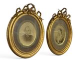 une paire de portraits anciens représentant un homme et une femme, dans des cadres dorés