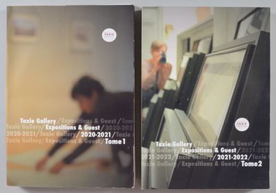 deux livres posés sur une table